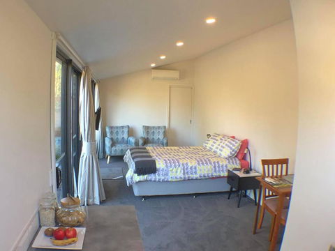 REBS BatB - Accommodation Main Beach 2