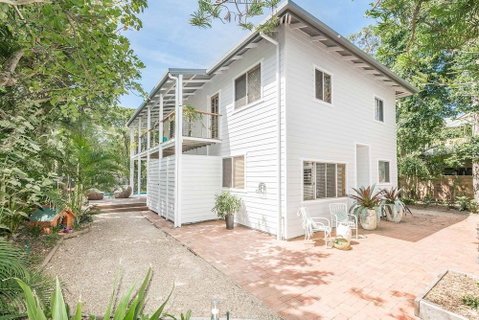 A PERFECT STAY - Beach Chalet - Accommodation Main Beach 0