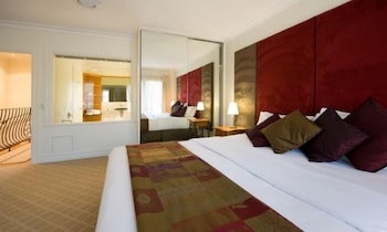 Lakeside Suites 3 - Accommodation Main Beach 1