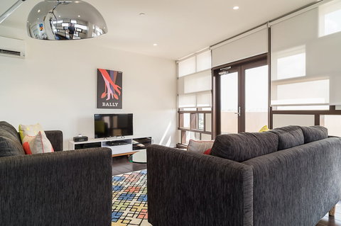 AKOM Prahran - Accommodation Main Beach 1