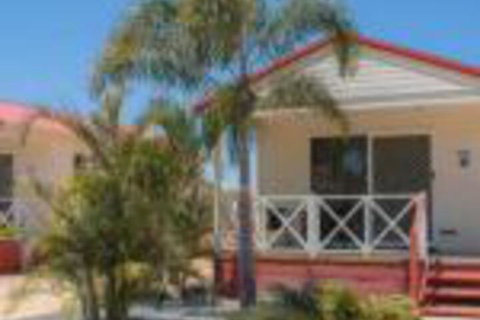 Outback Oasis Caravan Park - Accommodation Main Beach 0