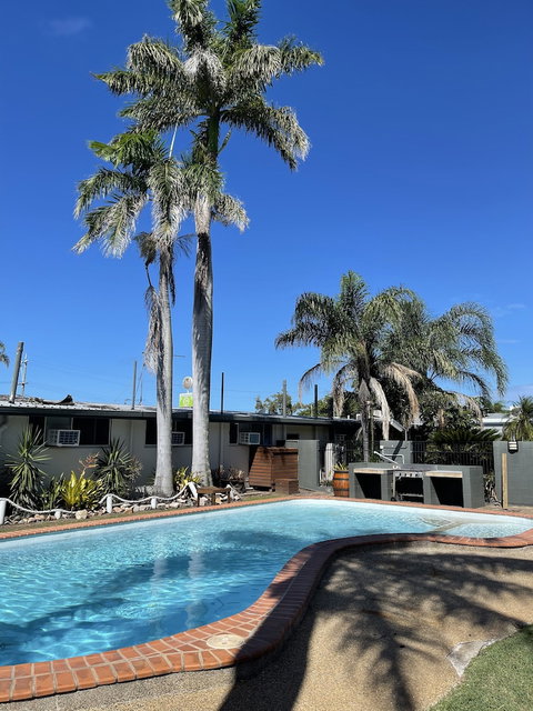 Queens Beach Motor Hotel - Accommodation Main Beach 3