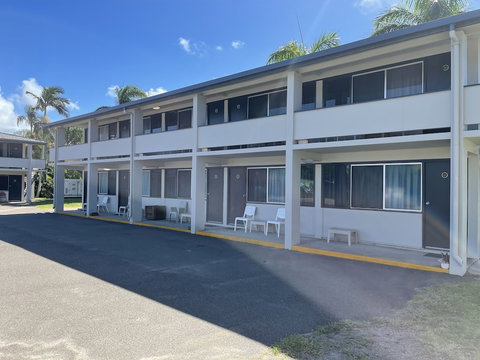 Queens Beach Motor Hotel - Accommodation Main Beach 1