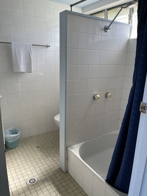 Queens Beach Motor Hotel - Accommodation Main Beach 5
