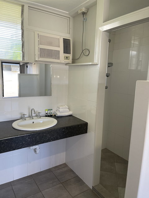 Queens Beach Motor Hotel - Accommodation Main Beach 6