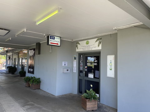 Queens Beach Motor Hotel - Accommodation Main Beach 4