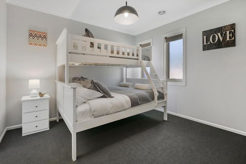 Luxury Coastal Escape - Accommodation Main Beach 3