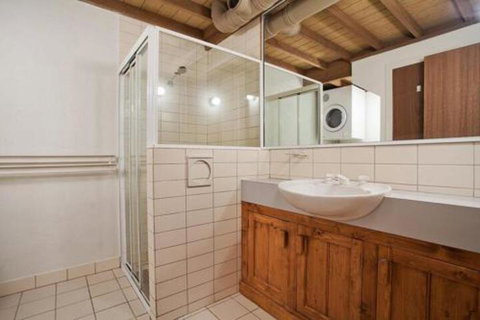 Gundy Lodge - Accommodation Main Beach 4