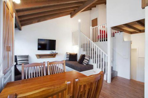Gundy Lodge - Accommodation Main Beach 2