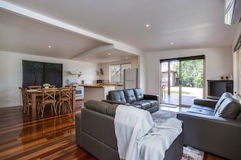 Tasman Surf House - Accommodation Main Beach 0