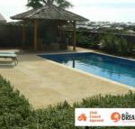 La Mer Home with a Pool - Accommodation Main Beach