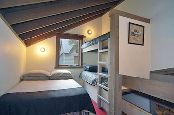Seadog - Accommodation Main Beach 4