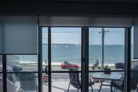 Caseys Beach Retreat - Accommodation Main Beach 4