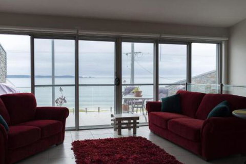Caseys Beach Retreat - Accommodation Main Beach 0