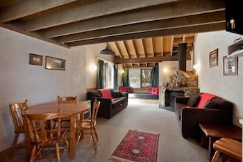 Battys - Accommodation Main Beach 1