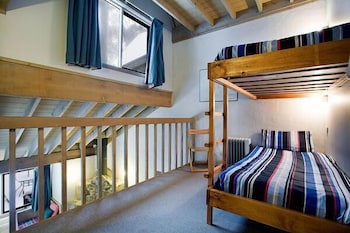 Battys - Accommodation Main Beach 0