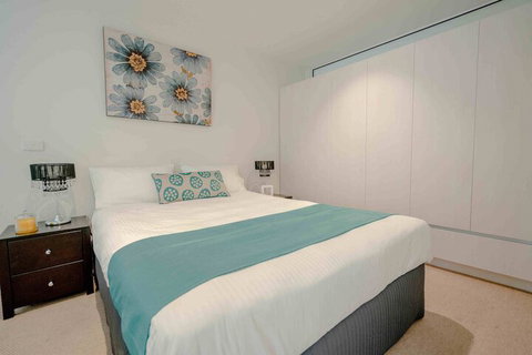 Absolute Collins - Accommodation Main Beach 2