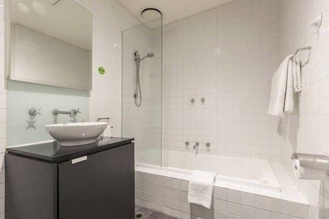 Absolute Collins - Accommodation Main Beach 3