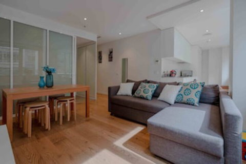 Absolute Collins - Accommodation Main Beach 0