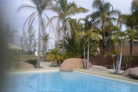 Hilltop Resort - Accommodation Main Beach 7