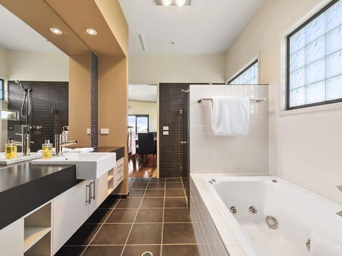 Apollos - Accommodation Main Beach 2