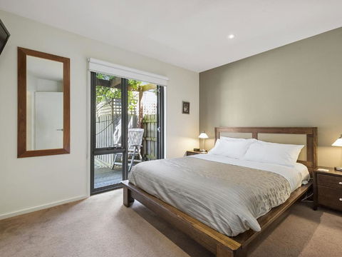 Apollos - Accommodation Main Beach 4