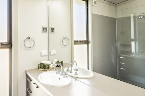 Ecocrackenback 14 Sustainable Luxurious Chalet Close To The Slopes. - Accommodation Main Beach 6