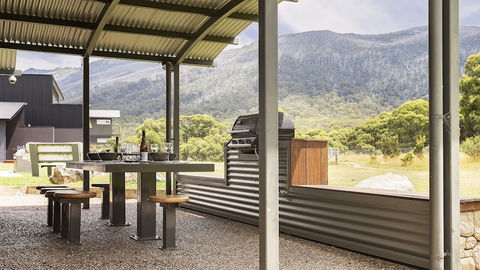Kickenback Chalet - Contemporary Chalet In The Heart Of Crackenback - Accommodation Main Beach 1