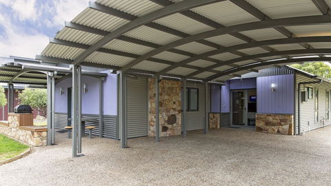 Kickenback Chalet - Contemporary Chalet In The Heart Of Crackenback - Accommodation Main Beach 0