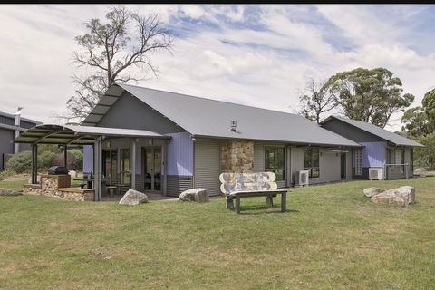 Kickenback Chalet - Contemporary Chalet In The Heart Of Crackenback - Accommodation Main Beach 6