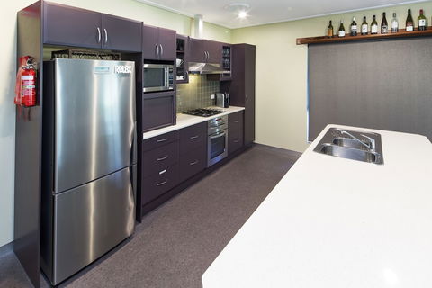 Kickenback Chalet - Contemporary Chalet In The Heart Of Crackenback - Accommodation Main Beach 4