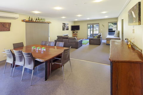 Kickenback Chalet - Contemporary Chalet In The Heart Of Crackenback - Accommodation Main Beach 3