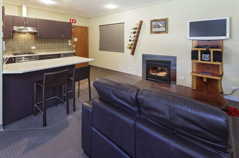 Kickenback Studio - Contemporary Accommodation In The Heart Of Crackenback - Accommodation Main Beach 2