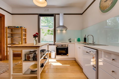 Rosehaven Cottage - Accommodation Main Beach 3