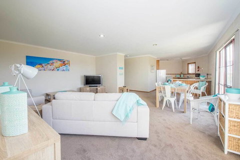 Astro Place - Accommodation Main Beach 5