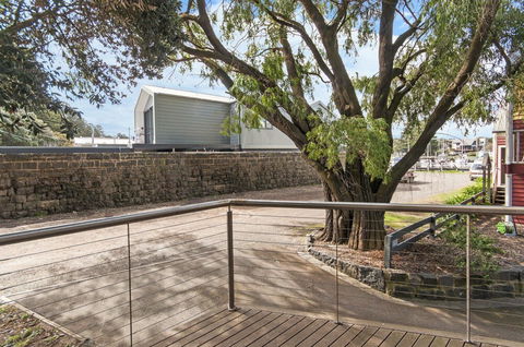 JOHANSSONS PERCH COTTAGE - Accommodation Main Beach 1
