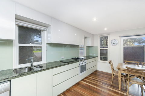 JOHANSSONS PERCH COTTAGE - Accommodation Main Beach 4