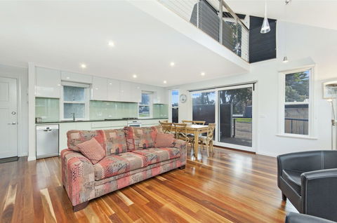 JOHANSSONS PERCH COTTAGE - Accommodation Main Beach 0