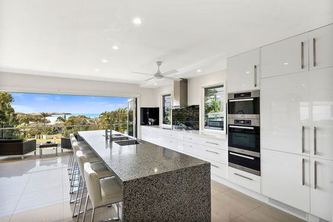 Ultimate Beach House - Accommodation Main Beach 5