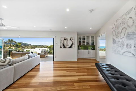 Ultimate Beach House - Accommodation Main Beach 2