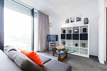 ROBYN, 1BDR Melbourne Apartment - Accommodation Main Beach 0