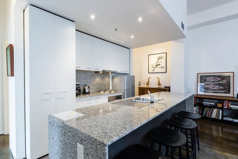 CYNTHIA, 2BDR Melbourne Apartment - Accommodation Main Beach 2