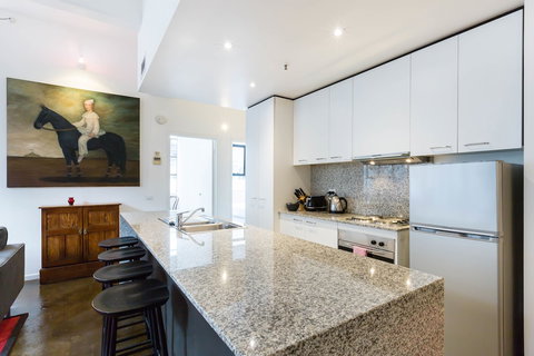 CYNTHIA, 2BDR Melbourne Apartment - Accommodation Main Beach 1