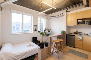 LUCINDA, Carlton Studio Apartment - Accommodation Main Beach 0
