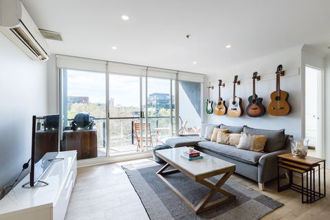 YUKI, 1BDR Melbourne Apartment - Accommodation Main Beach 1