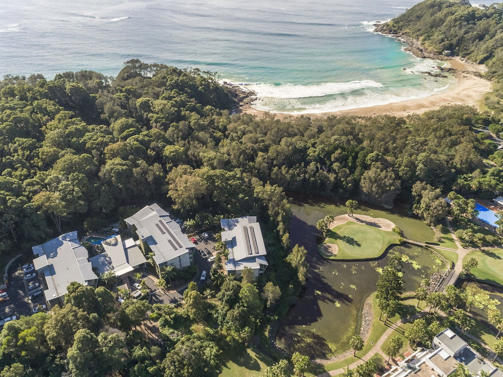 Lowanna NSW Accommodation Main Beach