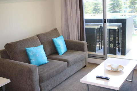 Beachside Luxury Getaway In Glenelg - Accommodation Main Beach 6