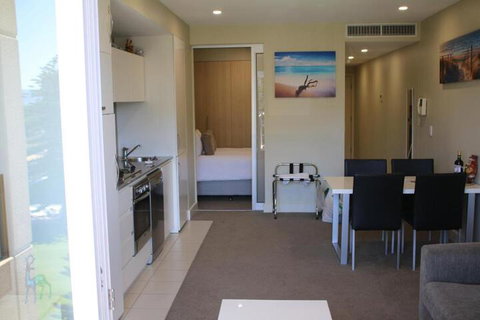 Beachside Luxury Getaway In Glenelg - Accommodation Main Beach 3