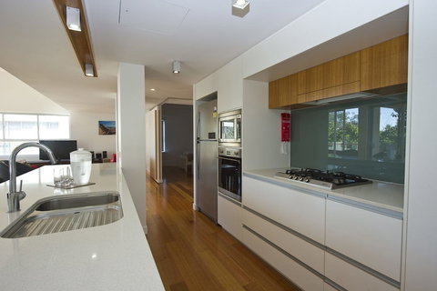 Maggies Beachfront Apt. 5 - Accommodation Main Beach 4