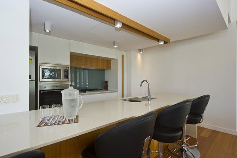 Maggies Beachfront Apt. 5 - Accommodation Main Beach 3